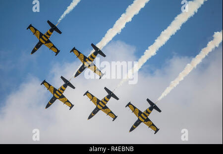 L'Île de Kish, l'Iran. 26 Nov, 2018. Les avions effectuer au cours d'un spectacle aérien à Kish Island, le sud de l'Iran, le 26 novembre 2018. L'Iran est prêt à exporter les chasseurs, un haut commandant de l'armée iranienne a déclaré lundi. Credit : Ahmad Halabisaz/Xinhua/Alamy Live News Banque D'Images