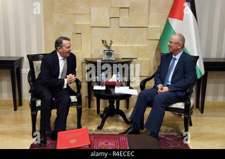 Ramallah, Cisjordanie, territoire palestinien. 27 Nov, 2018. Le Premier Ministre palestinien Rami Hamdallah se réunit avec le secrétaire du Commerce international, Liam Fox, dans la ville de Ramallah, en Cisjordanie, le 27 novembre 2018 Crédit : Premier Ministre Office/APA/Images/fil ZUMA Alamy Live News Banque D'Images