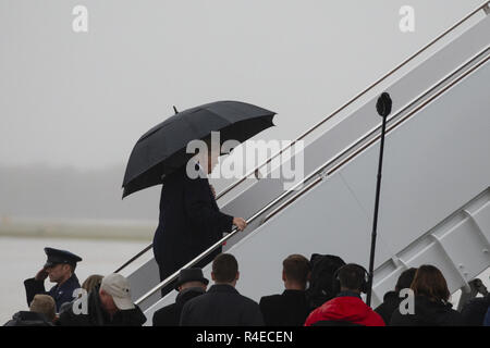 Le président américain, Donald Trump boards Air Force One comme il se déplace jusqu'à la Caroline du Nord pour un événement de campagne à Joint Base Andrews dans le Maryland le 28 octobre 2018 à Washington, DC. Crédit : Alex Edelman/ZUMA/Alamy Fil Live News Banque D'Images