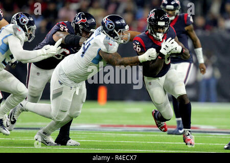 Houston, Texas, USA. 26 Nov, 2018. Running back des Houston Texans Lamar Miller (26) porte le ballon en Tennessee Titans nose attaquer Austin Johnson (94)A l'air de s'attaquer à lui au cours du troisième trimestre de la saison régulière de la NFL entre le jeu et le Houston Texans Tennessee Titans à NRG Stadium à Houston, TX, le 25 octobre 2018. Crédit : Erik Williams/ZUMA/Alamy Fil Live News Banque D'Images