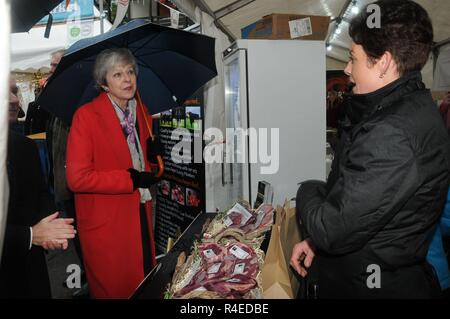 Llanelwedd, Builth bien, Pays de Galles, Royaume-Uni, 27 novembre 2018 Le Premier ministre britannique, Theresa peut parle à Jess Walton, Goodwin de Presteigne, Powys au Royal Welsh Winter Fair, Llanelwedd Builth Wells, Powys, Pays de Galles. UK. Crédit : Andrew Compton/Alamy Live News Banque D'Images