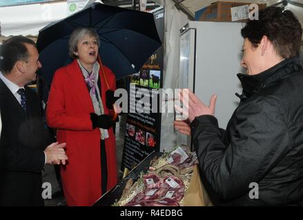 Llanelwedd, Builth bien, Pays de Galles, Royaume-Uni, 27 novembre 2018 Le Premier ministre britannique, Theresa peut parle à Jess Walton, Goodwin de Presteigne, Powys au Royal Welsh Winter Fair, Llanelwedd Builth Wells, Powys, Pays de Galles. UK. Crédit : Andrew Compton/Alamy Live News Banque D'Images