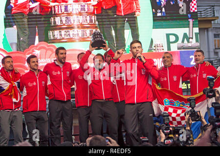 Zagreb, Croatie. 26Th Nov 2018. L'équipe de tennis croate après avoir remporté la Coupe Davis en 2018 à Lille, France, sur Bienvenue accueil célébration sur la place Ban Jelacic à Zagreb, Croatie. Crédit : Ivan Smuk/Alamy Live News Banque D'Images