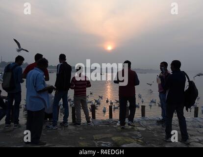 Allahabad, Uttar Pradesh, Inde. 27 Nov, 2018. Allahabad : les personnes bénéficiant au confluent de la Sangam, le fleuve Ganga et Yamuna Sarswati mythologique, pendant le coucher du soleil à Allahabad. Credit : Prabhat Kumar Verma/ZUMA/Alamy Fil Live News Banque D'Images