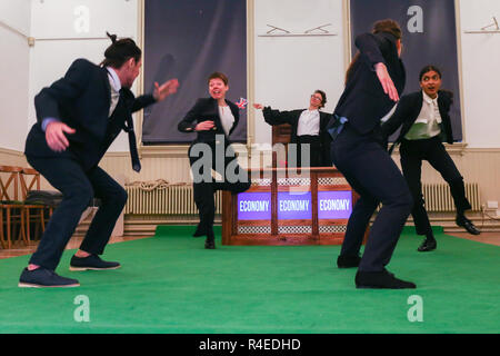 Birmingham, UK. 27 novembre, 2018. Les répétitions ont lieu pour la première mondiale de ce n'est une île ? Qui explore la notion de l'identité britannique dans le sillage de Brexit à travers la danse, spectacle vivant, du cinéma et de spoken word. La pièce a développé à partir de conversations qui ont eu lieu en mai 2018 lorsqu'un groupe d'artistes est sorti dans les rues de la ville pour discuter de Brexit et ce que cela signifie d'être britannique, à travers une série de spectacles soutenus par le Brexit DanceXchange et au département des études de l'Université de Birmingham. Crédit : Peter Lopeman/Alamy Live News Banque D'Images