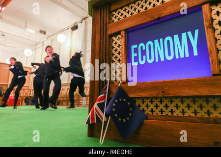 Birmingham, UK. 27 novembre, 2018. Les répétitions ont lieu pour la première mondiale de ce n'est une île ? Qui explore la notion de l'identité britannique dans le sillage de Brexit à travers la danse, spectacle vivant, du cinéma et de spoken word. La pièce a développé à partir de conversations qui ont eu lieu en mai 2018 lorsqu'un groupe d'artistes est sorti dans les rues de la ville pour discuter de Brexit et ce que cela signifie d'être britannique, à travers une série de spectacles soutenus par le Brexit DanceXchange et au département des études de l'Université de Birmingham. Crédit : Peter Lopeman/Alamy Live News Banque D'Images