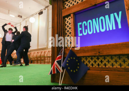 Birmingham, UK. 27 novembre, 2018. Les répétitions ont lieu pour la première mondiale de ce n'est une île ? Qui explore la notion de l'identité britannique dans le sillage de Brexit à travers la danse, spectacle vivant, du cinéma et de spoken word. La pièce a développé à partir de conversations qui ont eu lieu en mai 2018 lorsqu'un groupe d'artistes est sorti dans les rues de la ville pour discuter de Brexit et ce que cela signifie d'être britannique, à travers une série de spectacles soutenus par le Brexit DanceXchange et au département des études de l'Université de Birmingham. Crédit : Peter Lopeman/Alamy Live News Banque D'Images