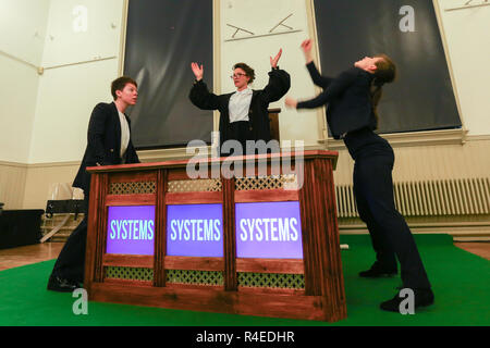 Birmingham, UK. 27 novembre, 2018. Les répétitions ont lieu pour la première mondiale de ce n'est une île ? Qui explore la notion de l'identité britannique dans le sillage de Brexit à travers la danse, spectacle vivant, du cinéma et de spoken word. La pièce a développé à partir de conversations qui ont eu lieu en mai 2018 lorsqu'un groupe d'artistes est sorti dans les rues de la ville pour discuter de Brexit et ce que cela signifie d'être britannique, à travers une série de spectacles soutenus par le Brexit DanceXchange et au département des études de l'Université de Birmingham. Crédit : Peter Lopeman/Alamy Live News Banque D'Images