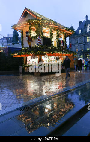 Birmingham, UK. 27 novembre, 2018. A la fin de l'après-midi pluvieux rend le Birmingham occupé normalement marché de Noël allemand un affouillement. Peter Lopeman/Alamy Live News Banque D'Images