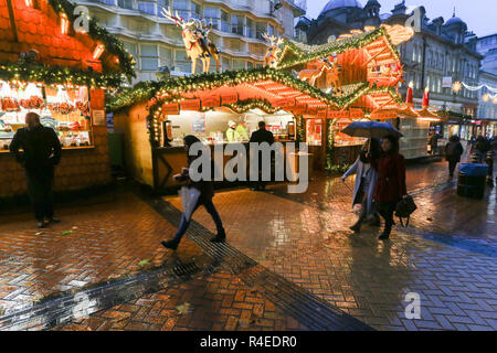Birmingham, UK. 27 novembre, 2018. A la fin de l'après-midi pluvieux rend le Birmingham occupé normalement marché de Noël allemand un affouillement. Peter Lopeman/Alamy Live News Banque D'Images