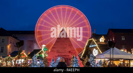 Karlsruhe, Allemagne. 27 Nov, 2018. Au marché de Noël sur la place du marché de Karlsruhe, une grande roue tourne. Au premier plan est la "pyramide" de Karlsruhe. C'est le tombeau de la ville fondateur Karl Wilhelm von Baden-Durlach. Le marché de Noël se déroule du 27.11.2018 au 23.12.2018. Credit : Uli Deck/dpa/Alamy Live News Banque D'Images