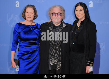 27 novembre 2018, en Rhénanie du Nord-Westphalie, Köln : Christina Rau, laudator, Bernhard Paul, fondateur et directeur du Cirque Roncalli, et son épouse Eliana Larible Paul (l-r), assistera à la cérémonie de remise des prix du prix de l'État de Rhénanie du Nord-Westphalie. Photo : afp/Henning Kaiser Banque D'Images