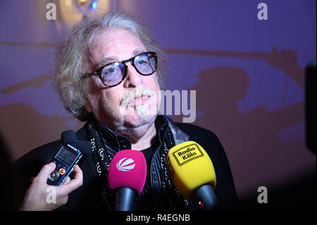 27 novembre 2018, en Rhénanie du Nord-Westphalie, Köln : Bernhard Paul, fondateur et directeur du Cirque Roncalli, parle aux journalistes après avoir reçu le prix de l'État de Rhénanie du Nord-Westphalie. Photo : afp/Henning Kaiser Banque D'Images