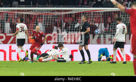 Munich, Allemagne. Munich, Allemagne. 27 Nov, 2018. goaljubel à 2-0 par Arjen Robben (FCB) GES/football/Ligue des Champions : Bayern Munich - FC Benfica Lisbonne, 27.11.2018 Le football : Ligue des Champions : Bayern Munich vs Benfica Lisbonne, Munich, le 27 novembre, 2018 | dans le monde entier l'utilisation de crédit : afp/Alamy Live News Crédit : afp photo alliance/Alamy Live News Banque D'Images
