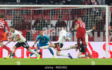 Munich, Allemagne. Munich, Allemagne. 27 Nov, 2018. But à 2-0 par Arjen Robben (FCB) GES/football/Ligue des Champions : Bayern Munich - FC Benfica Lisbonne, 27.11.2018 Le football : Ligue des Champions : Bayern Munich vs Benfica Lisbonne, Munich, le 27 novembre, 2018 | dans le monde entier l'utilisation de crédit : afp/Alamy Live News Crédit : afp photo alliance/Alamy Live News Banque D'Images
