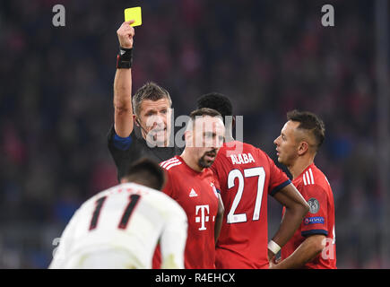 Munich, Allemagne. 27 novembre 2018, la Bavière, München : Soccer : Ligue des Champions, Bayern Munich, Benfica Lisbonne, phase Groupe, Groupe E, 5e journée à Munich Stade Olympique. Daniele Orsato arbitre Munich de l'Italie montre Munich's Franck Ribery (M) la carte jaune. Munich, David Alaba et Rafinha (r) sont à côté. Photo : Matthias Balk/dpa dpa : Crédit photo alliance/Alamy Live News Banque D'Images