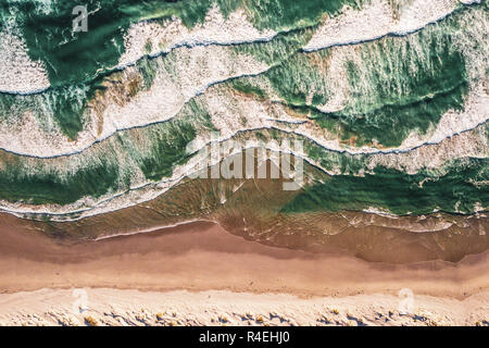 Les vagues de l'océan à la plage vu d'en haut Banque D'Images