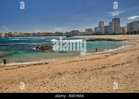 La plage de Riazor dans la ville de La / La Corogne, province de Galice, Espagne, Europe Banque D'Images