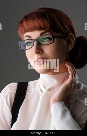 Belle jeune femme dans les verres Banque D'Images