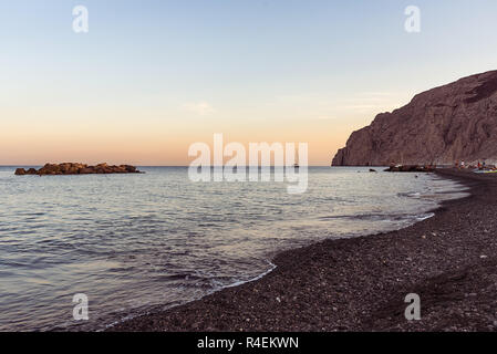 Sur Kamari Beach - Santorini Island Cyclades - Grèce - mer Egéé Banque D'Images