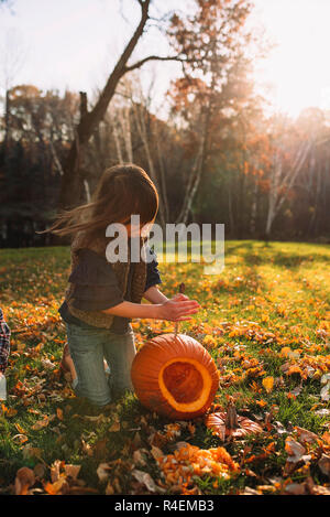 Sculpture d'un fille Halloween citrouille dans le jardin, United States Banque D'Images