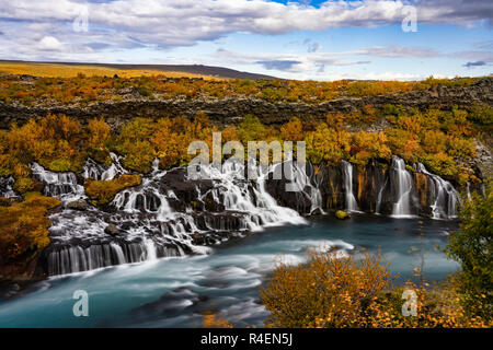 Cascade Hraunfossar, à l'ouest de l'Islande Banque D'Images