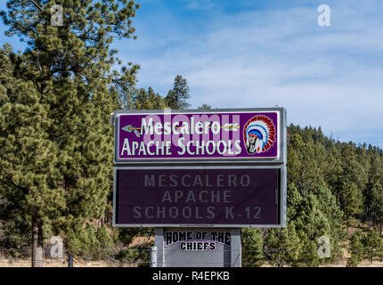 Apache Mescalero Indian Reservation, Nouveau Mexique, signe pour apache Mescalero Écoles. Banque D'Images