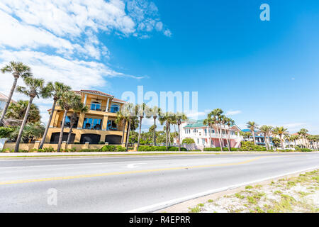 Destin, USA - Le 24 avril 2018 : plage de Miramar ville village ville en bord de mer jaune multicolore coloré de maisons dans la journée en Floride Golfe du Mexique Banque D'Images