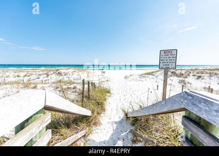 Destin, USA Miramar Beach ville village ville jour en Floride Golfe du Mexique, de l'eau de l'océan vers le bas des marches de bois aux dunes de sable, de signer l'avis Banque D'Images