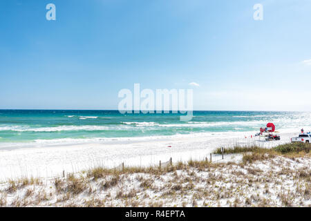 Destin, USA - Le 24 avril 2018 : plage de Miramar ville village ville jour en Floride Golfe du Mexique, de l'eau de l'océan, dunes de sable, Lifeguard, camion Banque D'Images