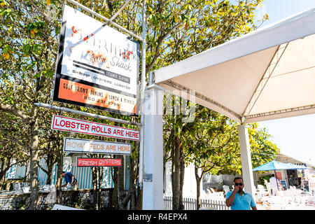 Seaside, États-Unis - 25 Avril 2018 : Fruits de mer restaurant sign pour la crevette Shack dans ville historique ville beach village durant journée ensoleillée en Floride Golfe Banque D'Images