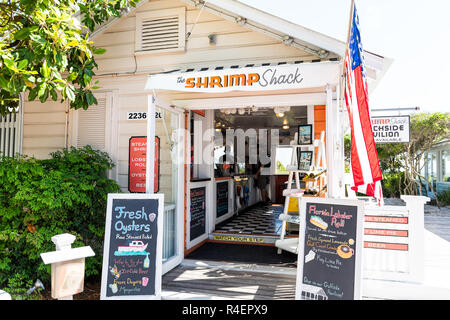 Seaside, États-Unis - 25 Avril 2018 : Fruits de mer restaurant sign pour la crevette Shack dans ville historique ville beach village durant journée ensoleillée en Floride Golfe Banque D'Images