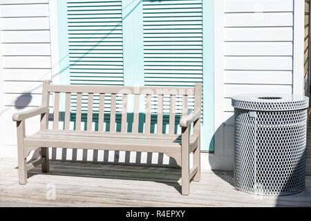 Couleur bleu turquoise pastel volets ouragan libre de banc en bois, l'architecture en Floride plage pendant les jours ensoleillés, peint Banque D'Images