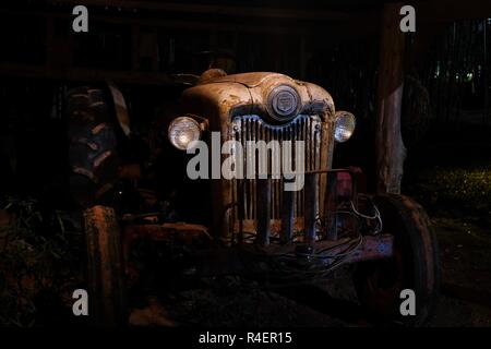 LAFAYETTE, Indiana - 22 NOVEMBRE 2018 : un test de 1953 Jubilé Ford Tracteur vintage dans une vieille grange faiblement éclairé à la nuit. Banque D'Images