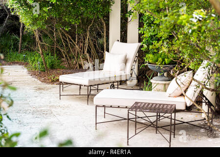 Patio deux chaises longues dans l'air extérieur vert printemps jardin dans la cour porche de la maison zen, plantes, meubles inclinables, personne n'en Floride scieries Banque D'Images