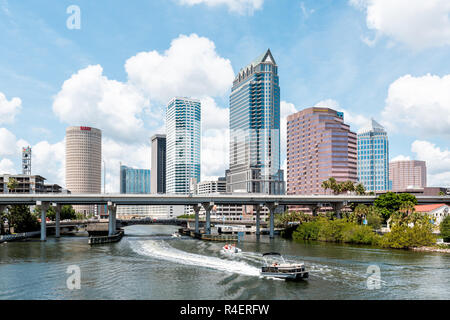 Tampa, États-Unis - 27 Avril 2018 : Centre-ville city en Floride avec des ponts, l'autoroute, voile, location de bureau gratte-ciel bâtiments modernes cityscape avec panneaux pour Banque D'Images