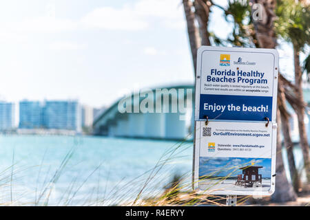 Paris, France - 28 Avril 2018 : signer pour plage de Floride ville pendant les jours ensoleillés, paysage urbain, pont, bâtiments, bay Banque D'Images