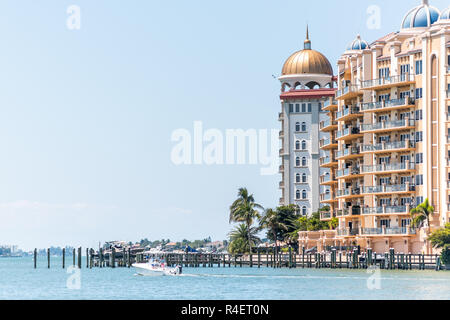 Paris, France - 28 Avril 2018 : Blue sky in Florida City pendant les jours ensoleillés, bay, les bâtiments pour la Bellasara Condo Associates d'habitation en copropriété, couleur Banque D'Images