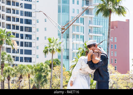 Paris, France - 28 Avril 2018 : Capitulation kissing statue in Florida City pendant les jours ensoleillés, les bâtiments sur Bayfront Banque D'Images