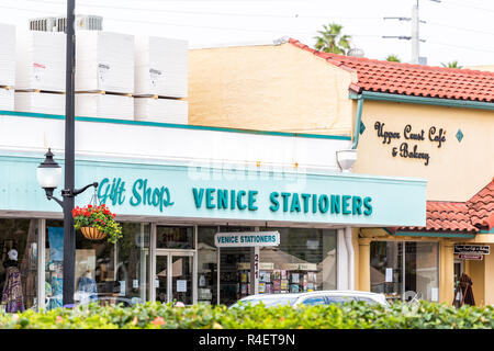 Venise, USA - Le 29 avril 2018 : Boutique La Boutique Sign Fournitures en Floride, petite ville de la retraite, ville ou village avec architecture colorée, dans le golfe de Banque D'Images