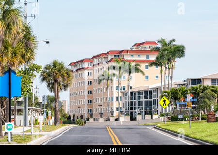 Venise, USA - Le 29 avril 2018 : appartements de vacances hôtel ou des condominiums en Floride plage petite retraite ville ou village avec architecture colorée Banque D'Images