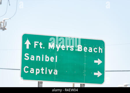 Fort Myers, États-Unis city town street road sign direction de l'information sur l'autoroute en Floride côte du golfe du Mexique, avec pi meyers beach, Sanibel et Captiva Banque D'Images