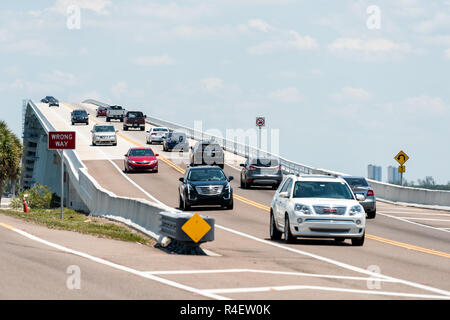 L'île de Sanibel, USA - Le 29 avril 2018 : plage en journée ensoleillée avec pont à péage autoroute causeway route et trafic de wagons à destination de vacances Banque D'Images