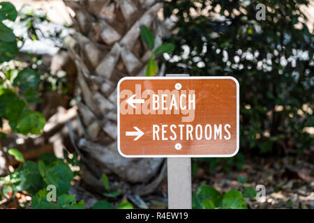 Les salles de bains plage signe sur street road de couleur brune en parc sur l'île de Sanibel, en Floride Banque D'Images