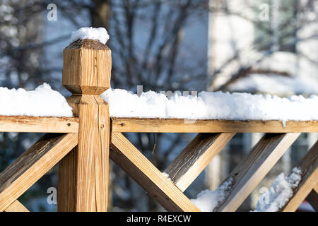 Gros plan du garde-corps, clôture en bois, couverts, pôle post dans empilé, tas de neige après une tempête de neige lourde, tempête en chambre, accueil, résidentiel neig Banque D'Images