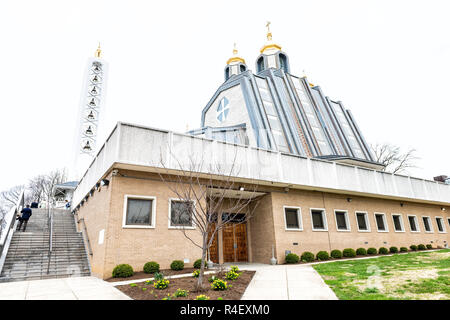 Washington DC, USA - 1 Avril 2018 : Sanctuaire national catholique ukrainien de la Sainte Famille, les cloches des églises, dômes coupole dorée, extérieur du bâtiment, peopl Banque D'Images