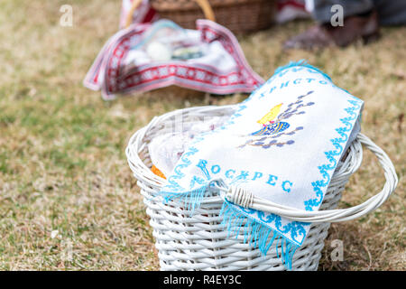 Libre de bénédiction de Pâques ukrainiens panier avec de la nourriture, Paska, Kulich, pascha, œufs sur rue, sol avec personne, couvertes de broderies, point de croix Banque D'Images