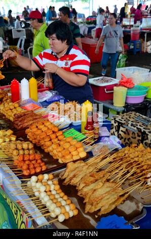 Femme vend des aliments salés frits de la cabine à la nourriture extérieure Section Satok Weekend Market Kuching Malaysia Banque D'Images