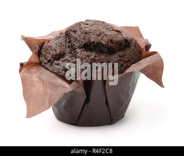 Muffin au chocolat frais dans le papier pack isolated on white Banque D'Images