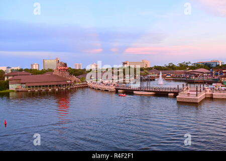 Orlando, Floride. 19 novembre, 2018 Vue panoramique du volcan reflétant dans le lac, vintage bridge et à l'extérieur sur le marché avec des rayons de soleil magenta à Lak Banque D'Images